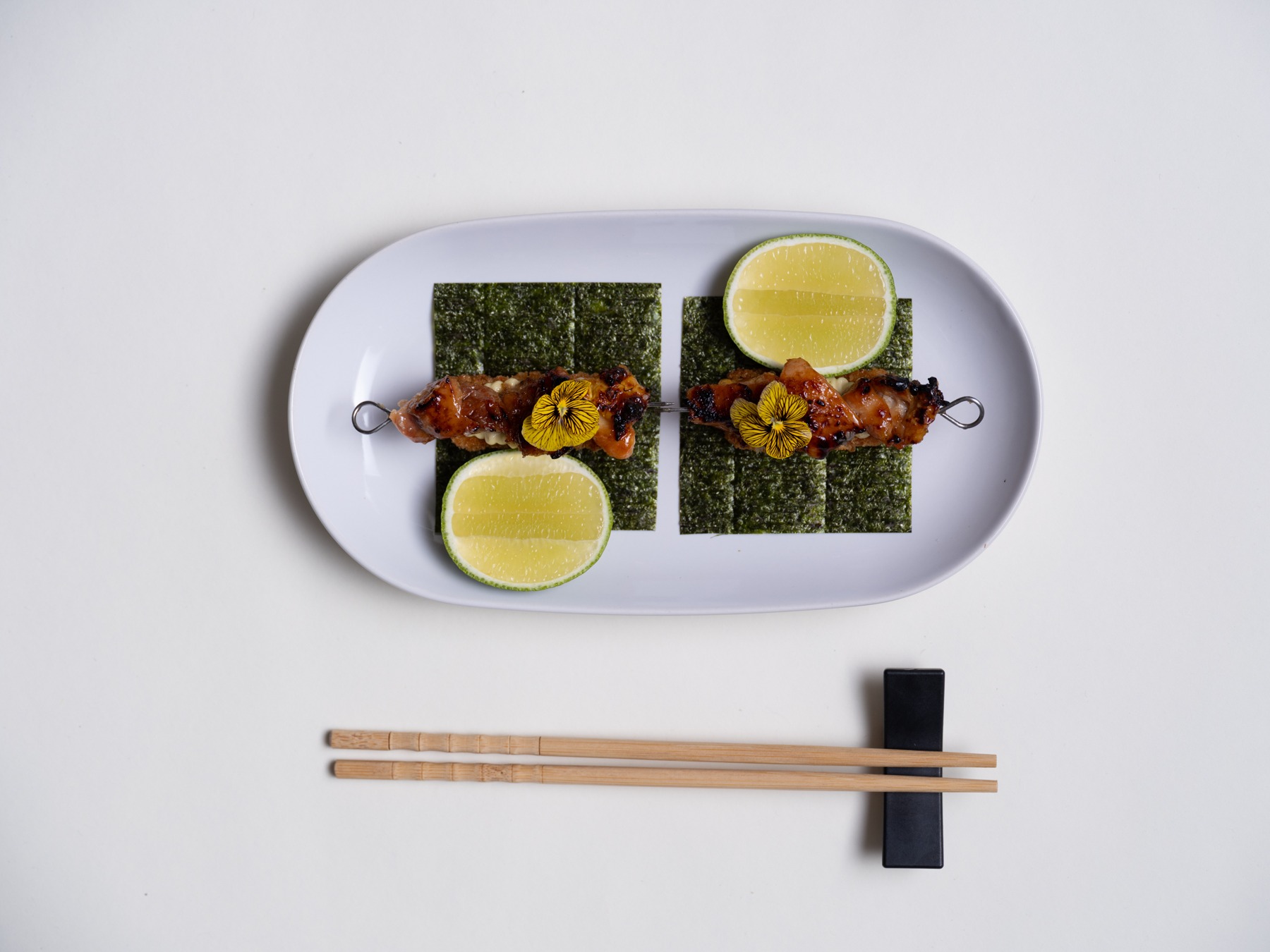 Deux brochettes dressées avec du citron vert