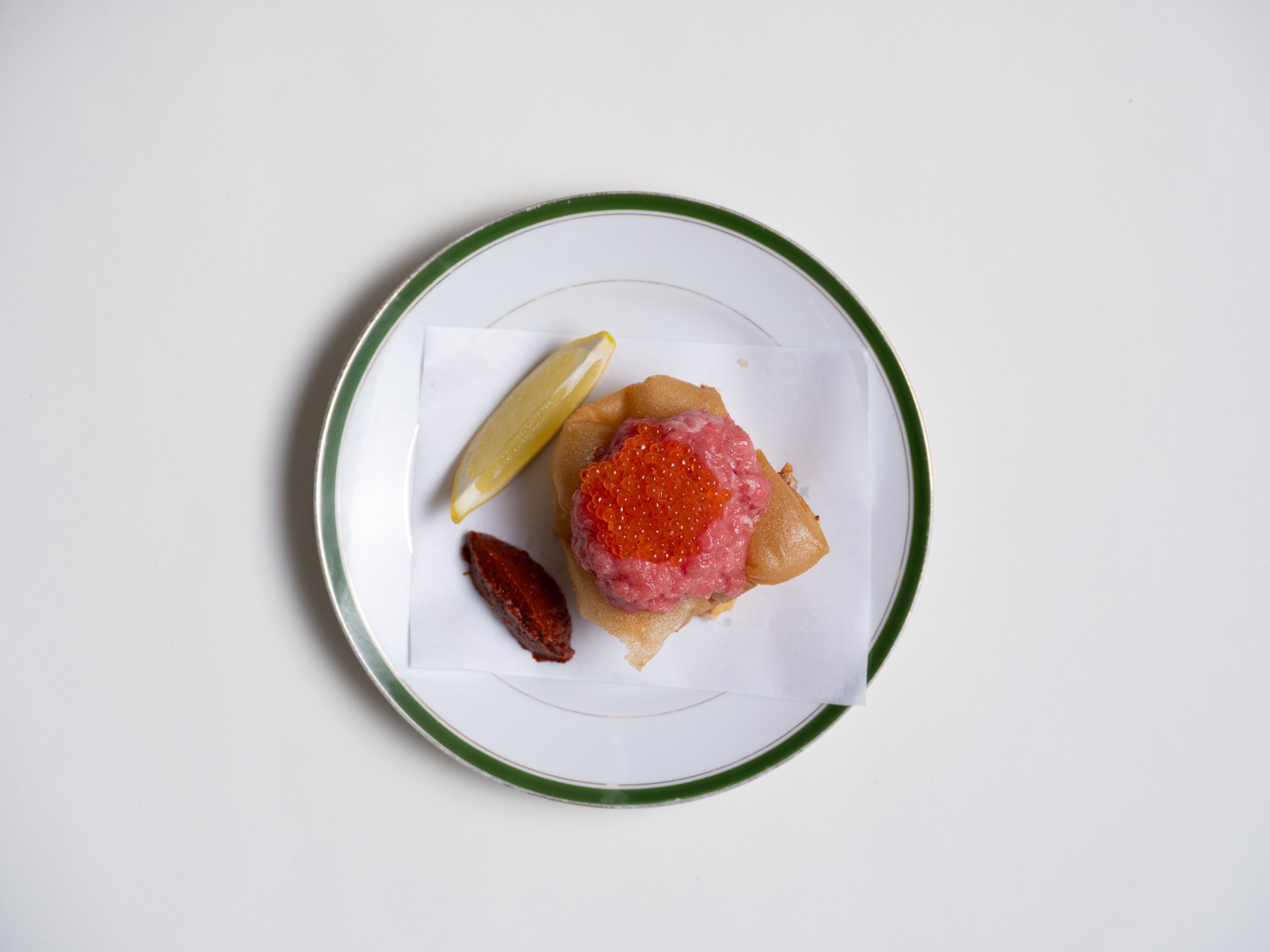 Assiette de poisson cru et condiments